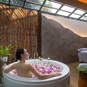 sinae hotel luxury pool